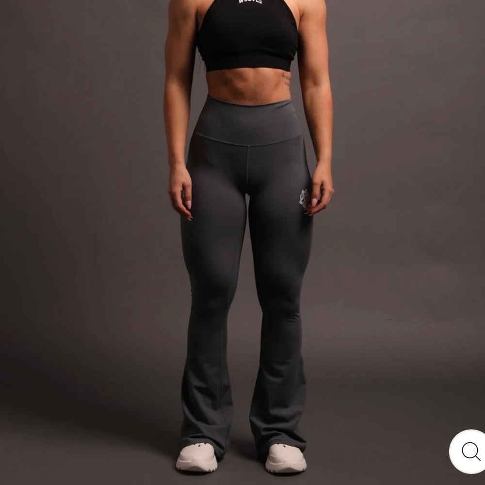 DUAL GEORGIA" ENERGY FLARE
LEGGINGS IN WOLF GRAY